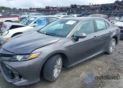 2018 Toyota Camry Le z USA, uszkodzony, nr VIN 4T1B11HK8JU537044